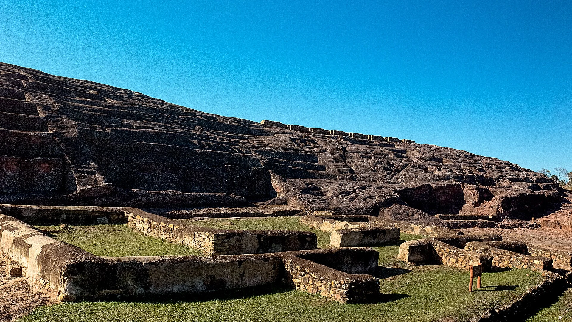La roche cérémonielle et la ville ancienne d’El Fuerte de Samaipata