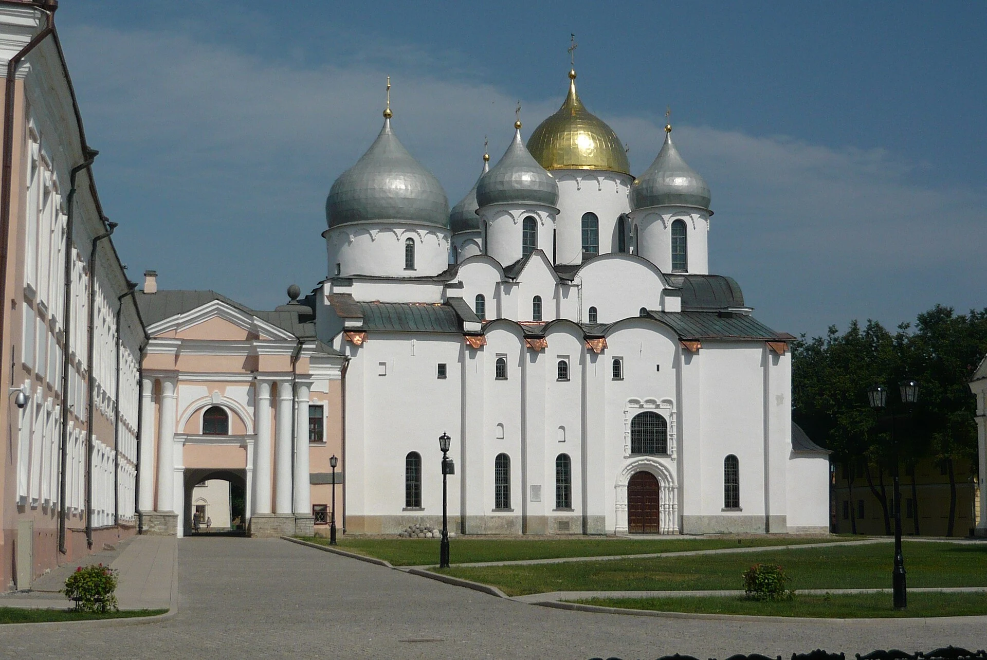 Vue extérieure de la cathédrale Sainte-Sophie de Kyiv et de ses coupoles.
