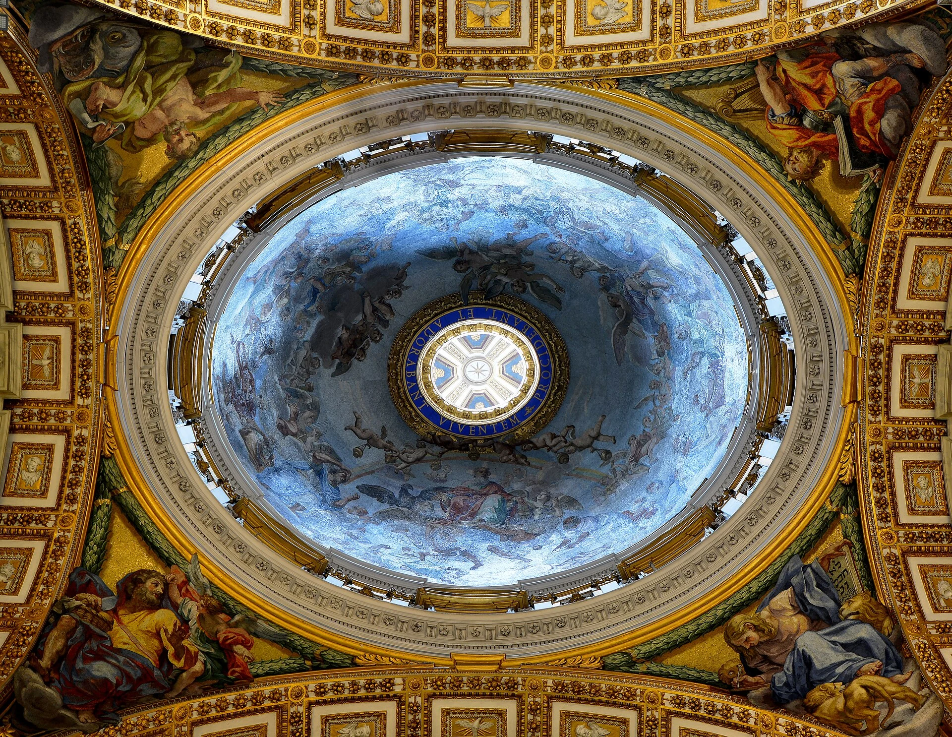 Innere Treppe der Kuppel des Petersdoms.