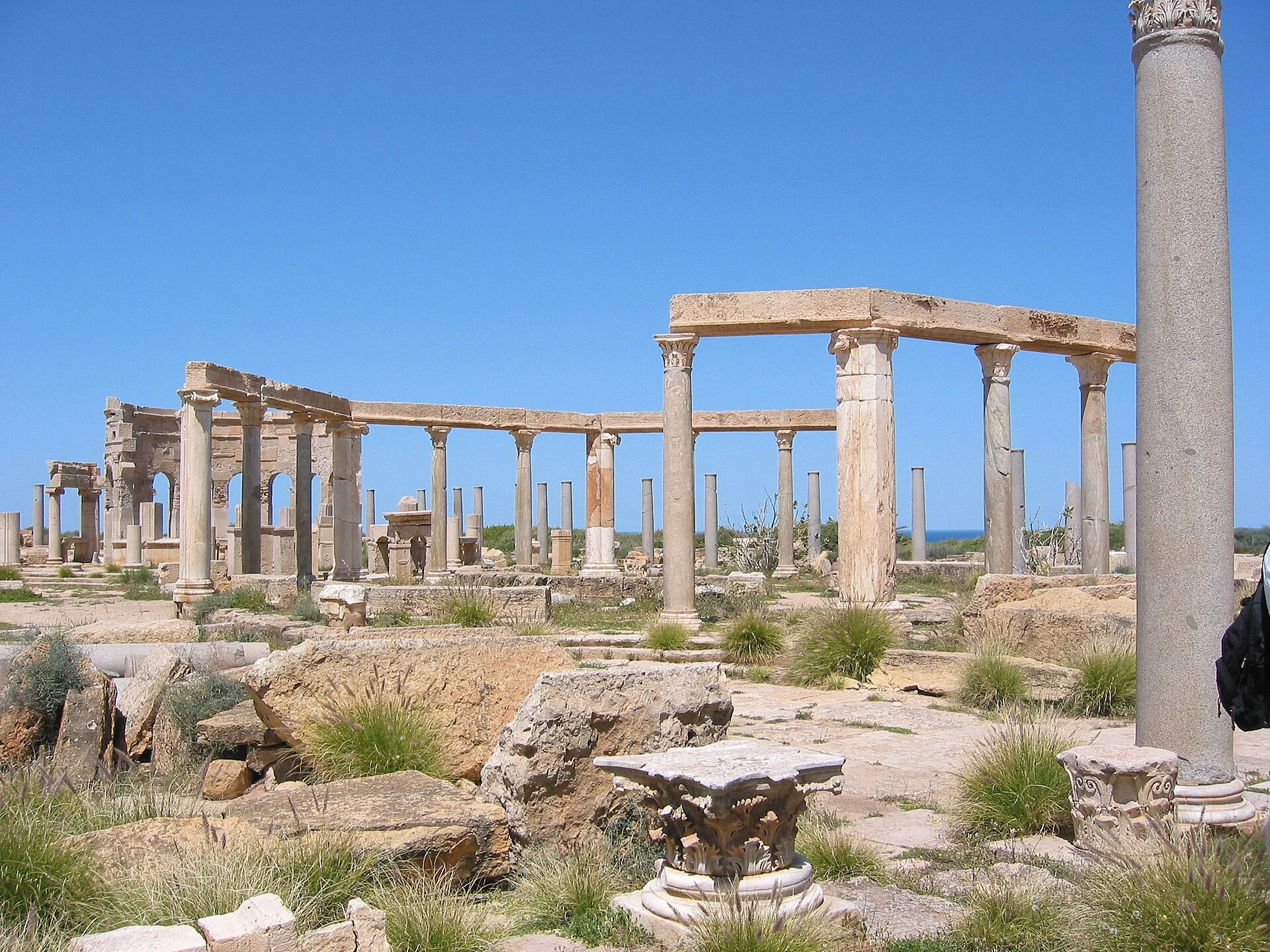 Colonnes et pavement d'un espace public de Leptis Magna.