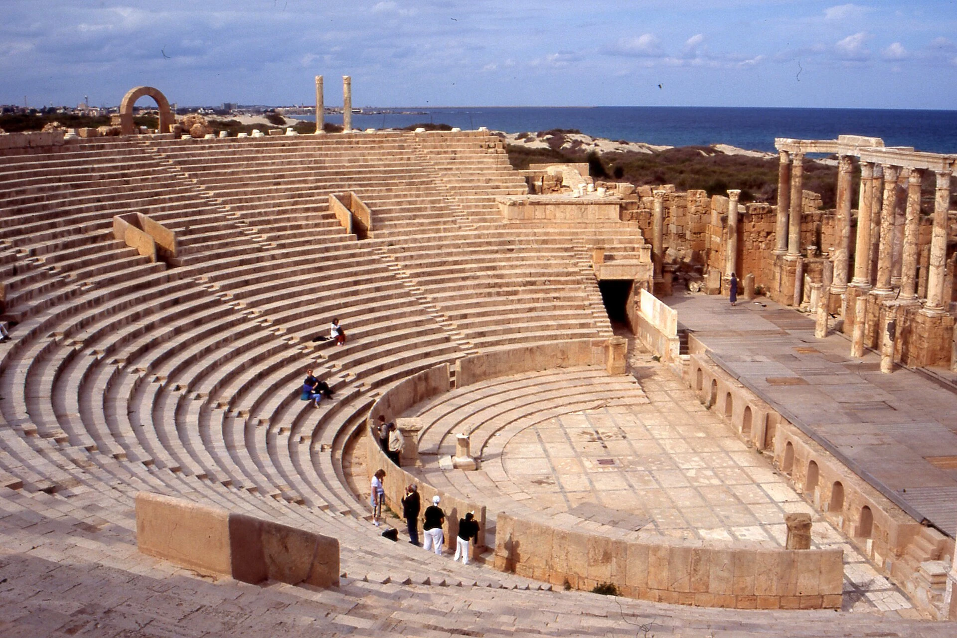 Vestiges de l'ancien port de Leptis Magna près de l'embouchure de l'oued Lebda.