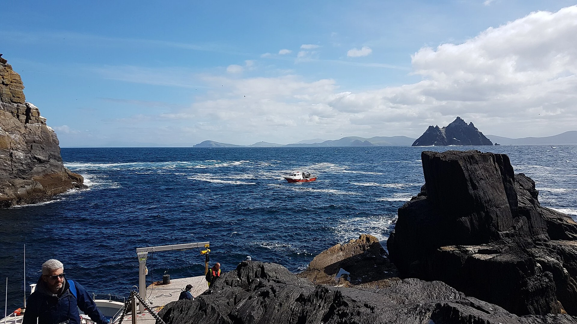 Little Skellig vista dal mare, con uccelli marini sulle scogliere.