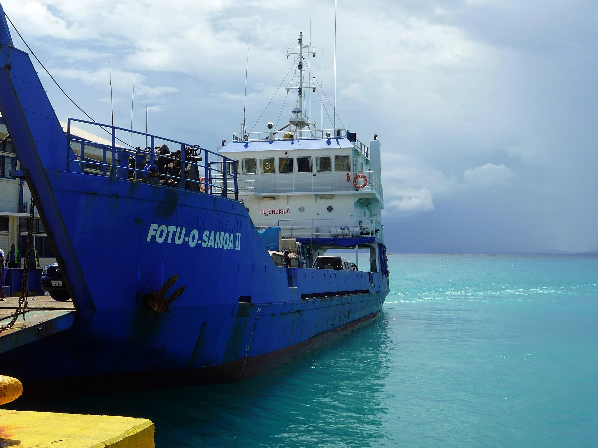 Inselübergreifende Fähre am Salelologa Wharf auf Savaiʻi.