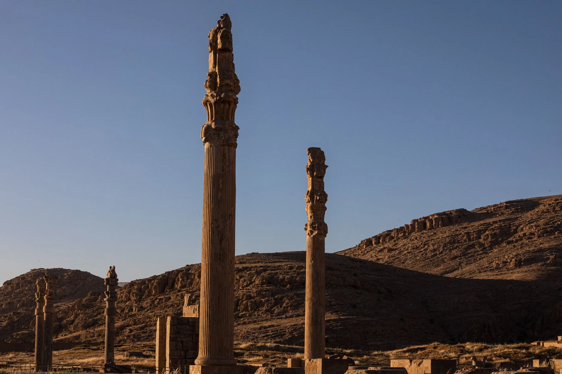 Säulen und archäologische Überreste von Persepolis am Kuh-e Rahmat.