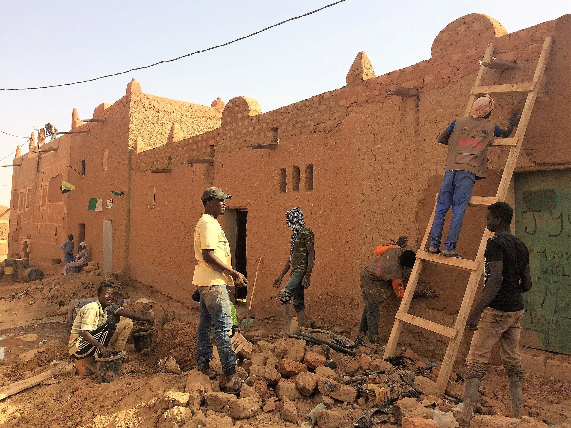 Earthen street and traditional homes in the historic centre of Agadez.