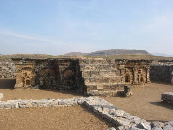 Vestígios de rua e construções da antiga cidade de Sirkap, Taxila.