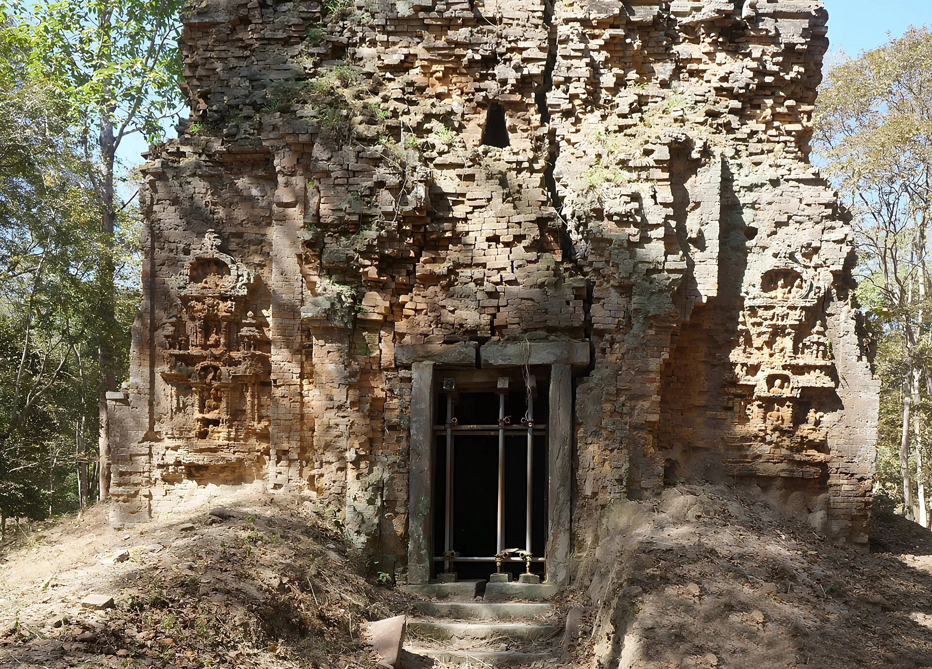 Temple octogonal en brique à Sambor Prei Kuk.