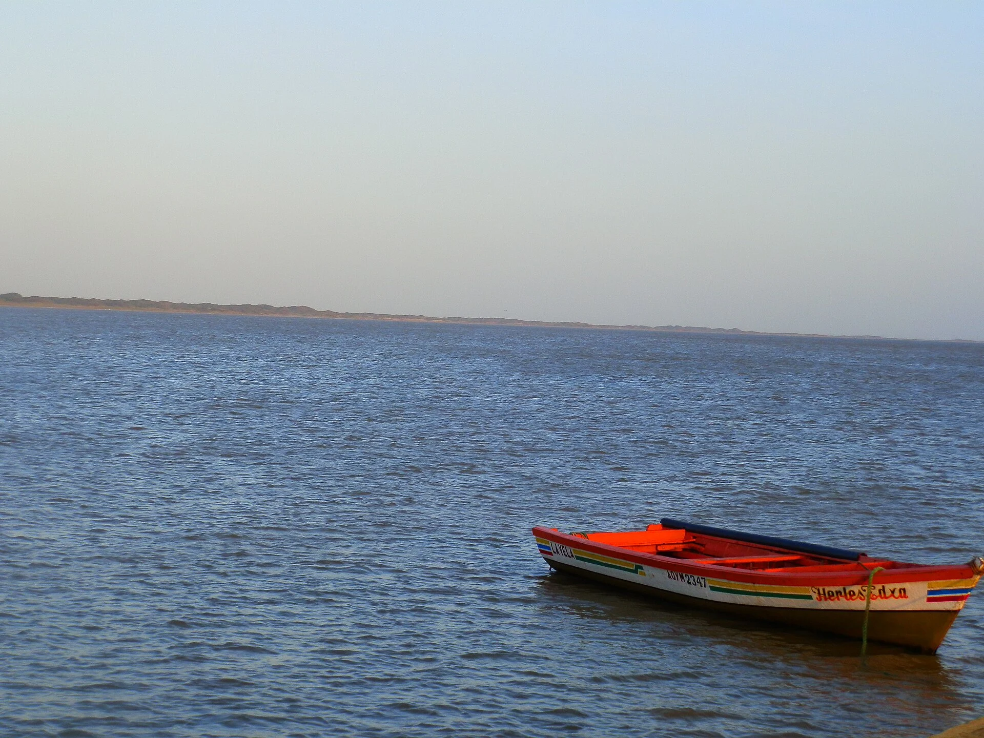 Coro and La Vela between earth, port and dunes, with travel on hold