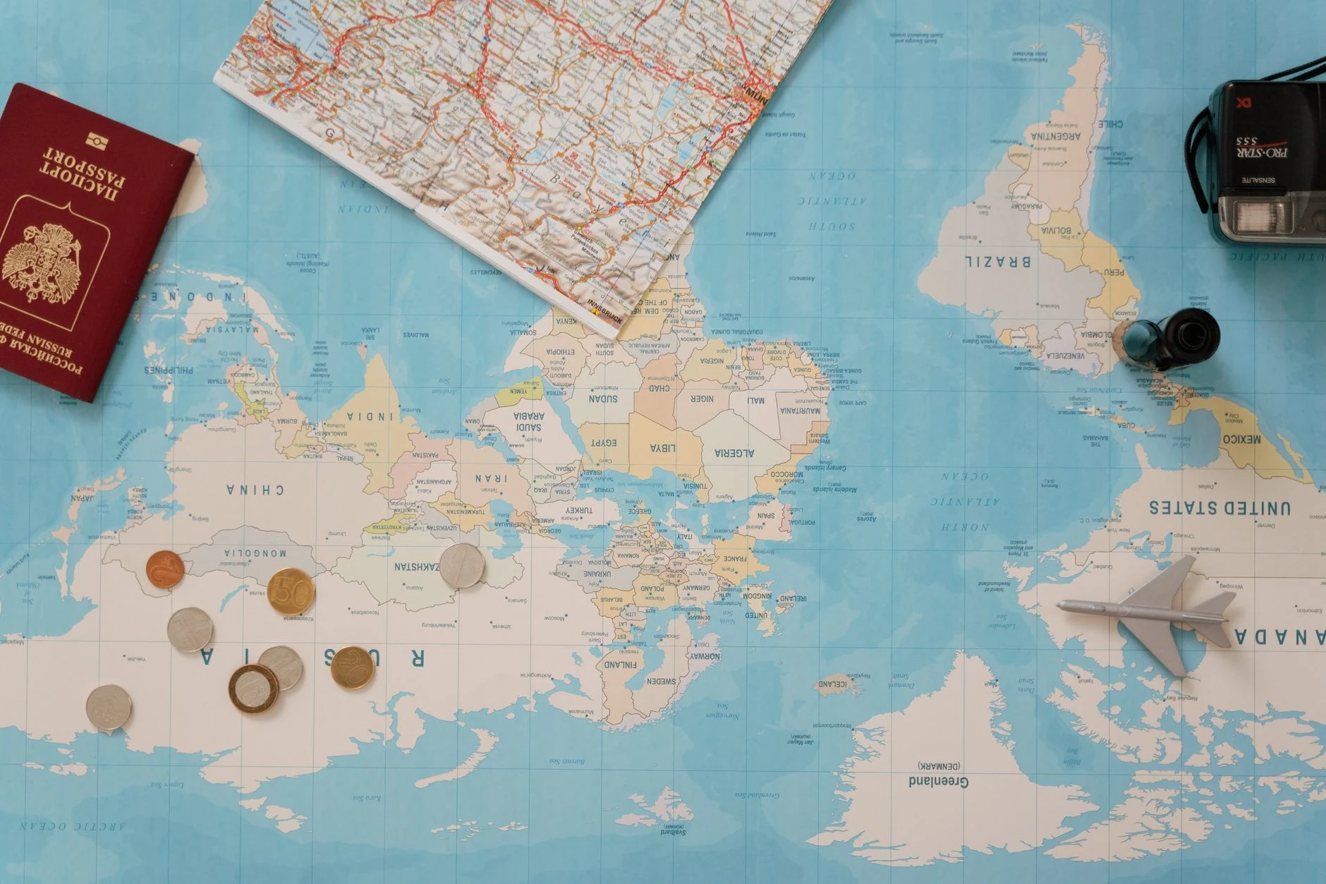Viaggiatrice che controlla passaporto e mappa prima di rinviare un viaggio
