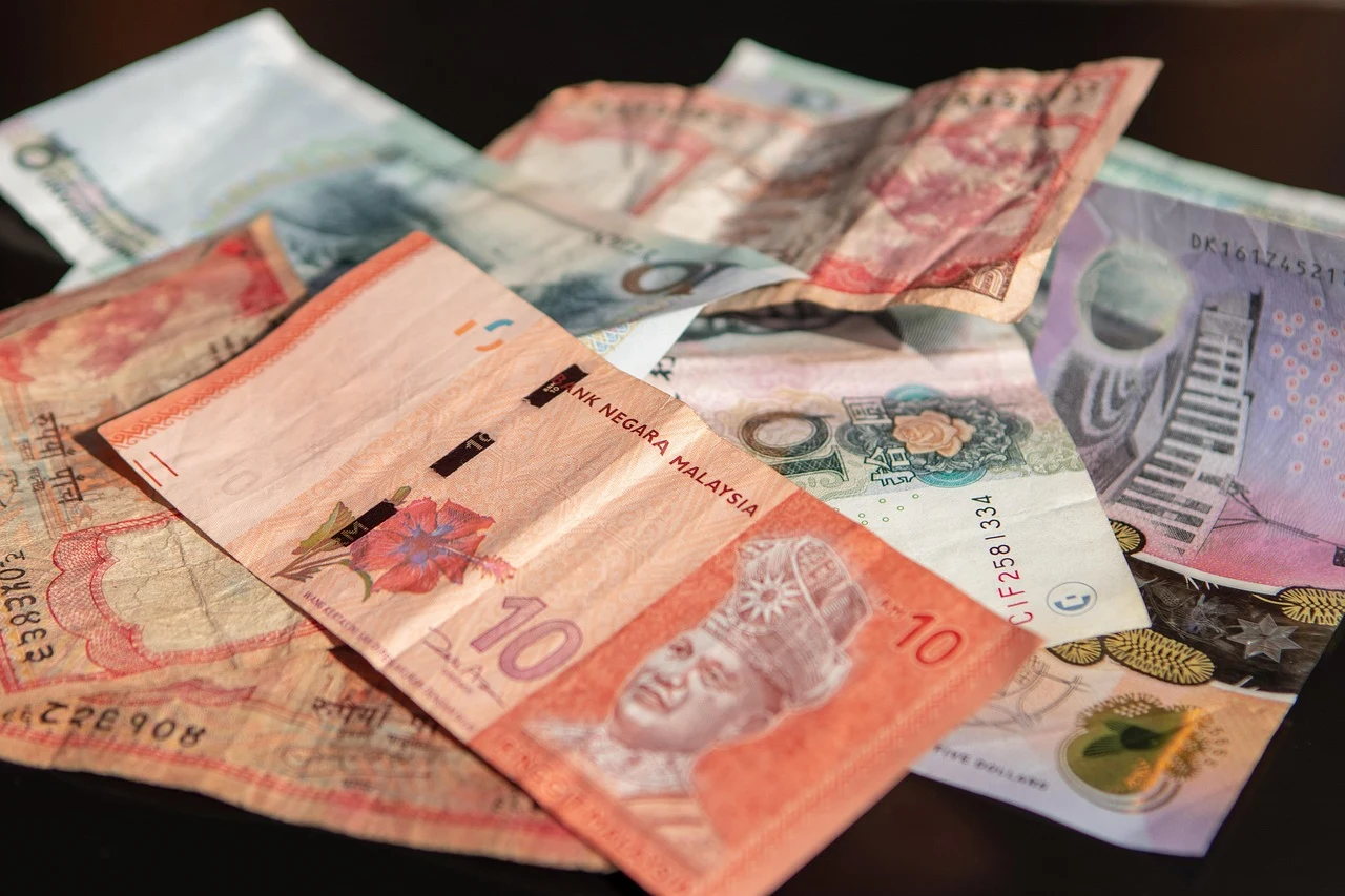 Notas e moedas de ringgit malaio como referência monetária.
