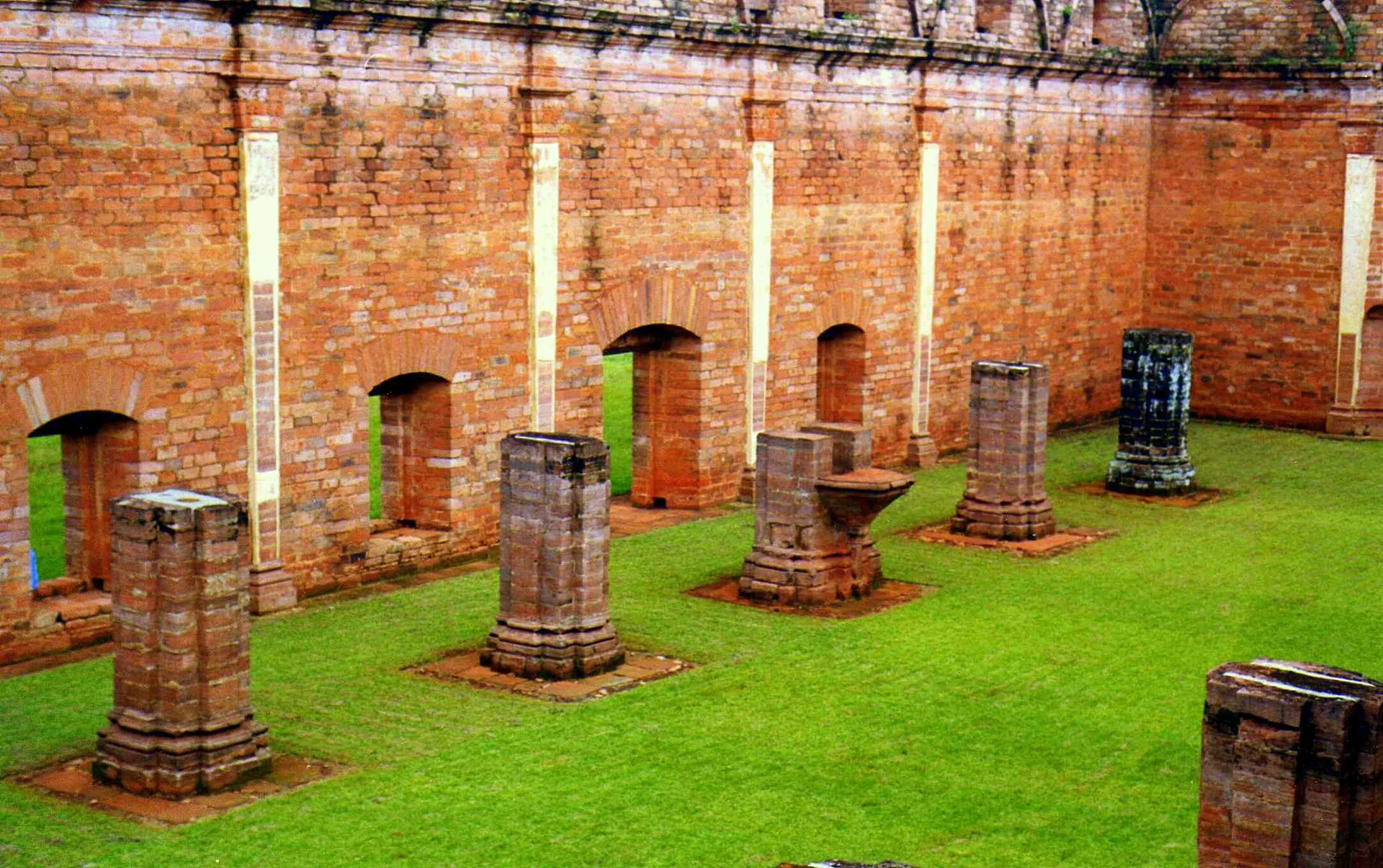 Trefoil arches in the unfinished church at Jesús de Tavarangue.