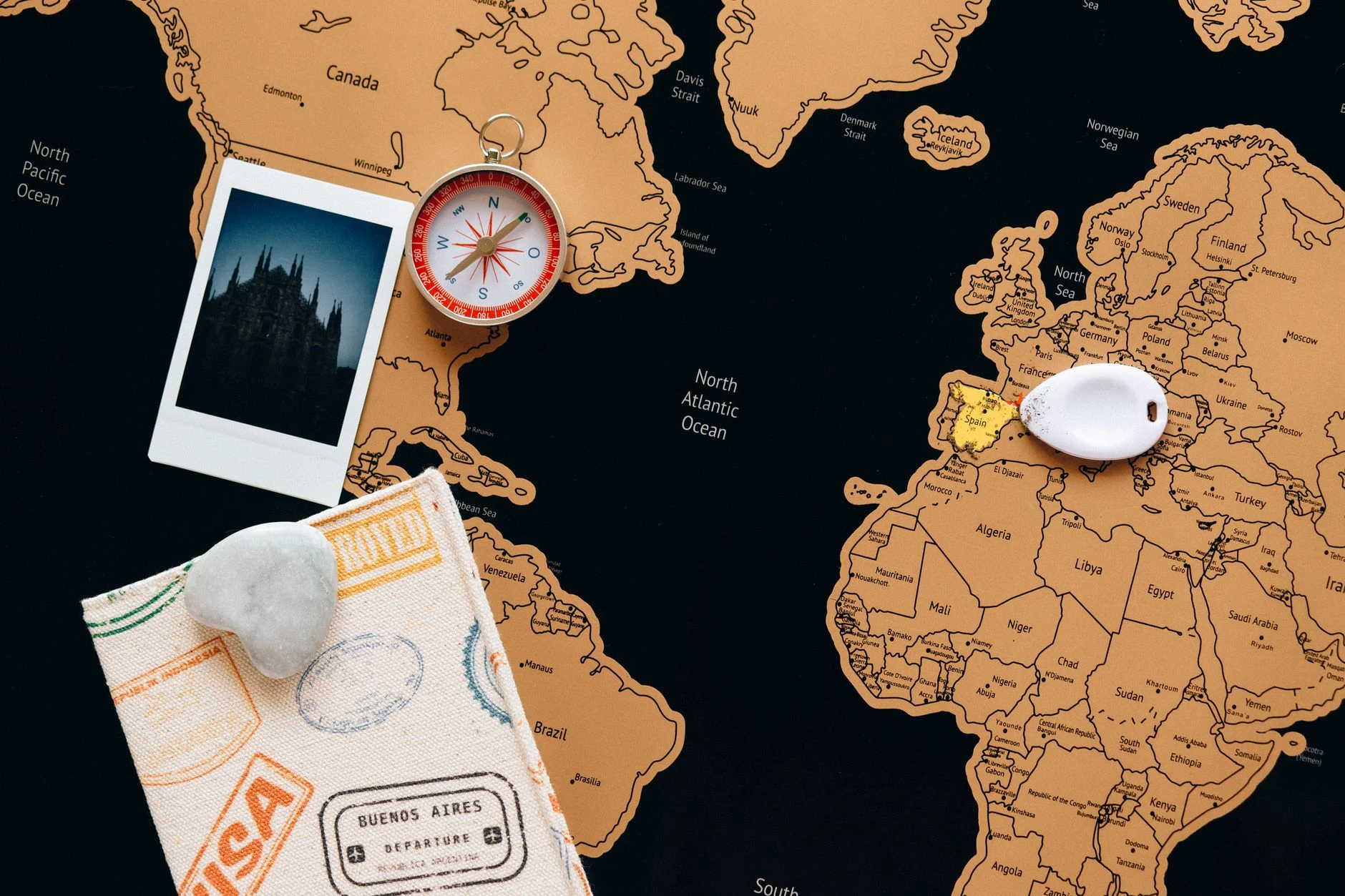 Mappa e taccuino per pianificare un viaggio in Sudafrica.
