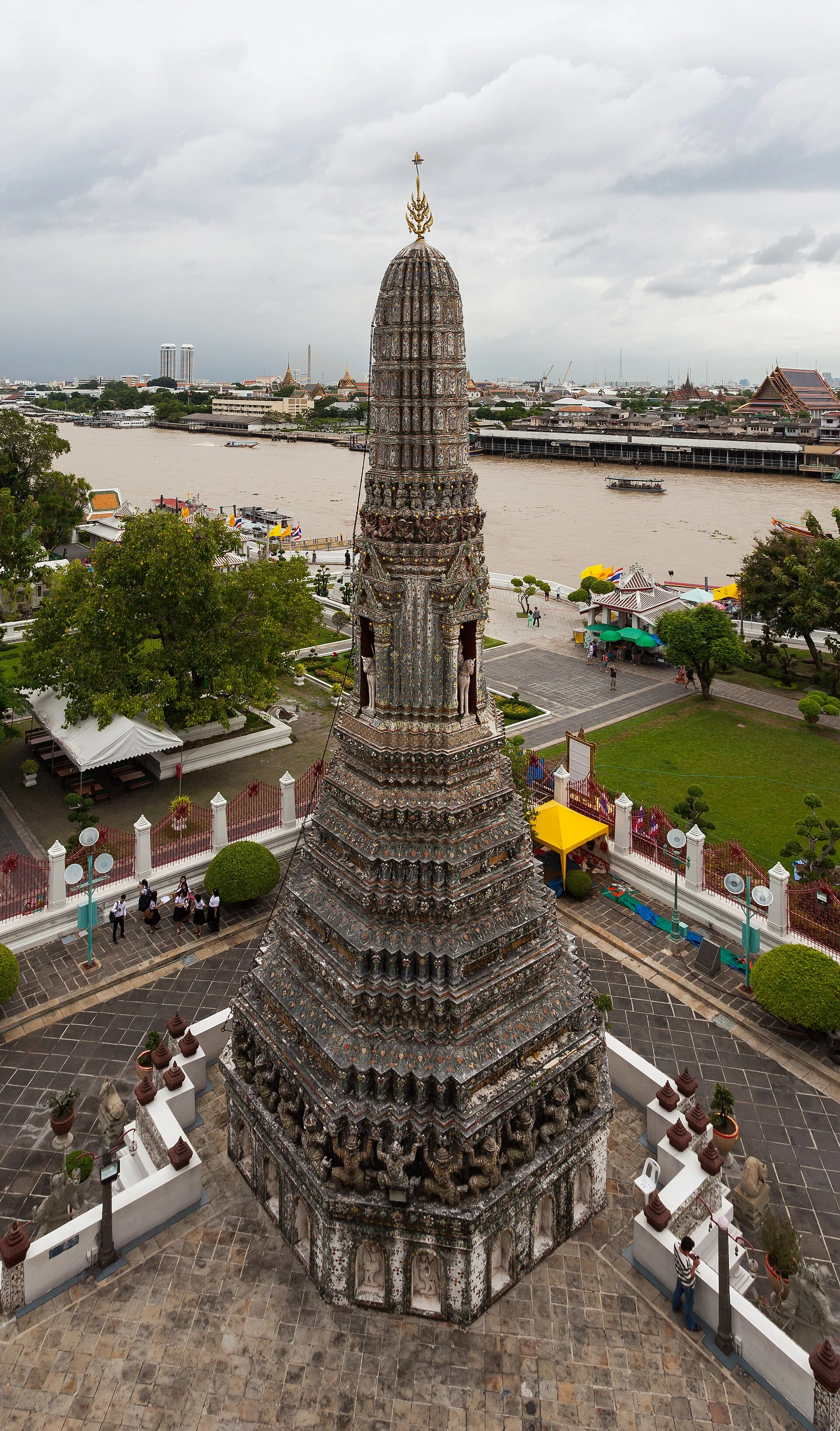 Veduta diurna dello skyline urbano di Bangkok accanto al fiume Chao Phraya.