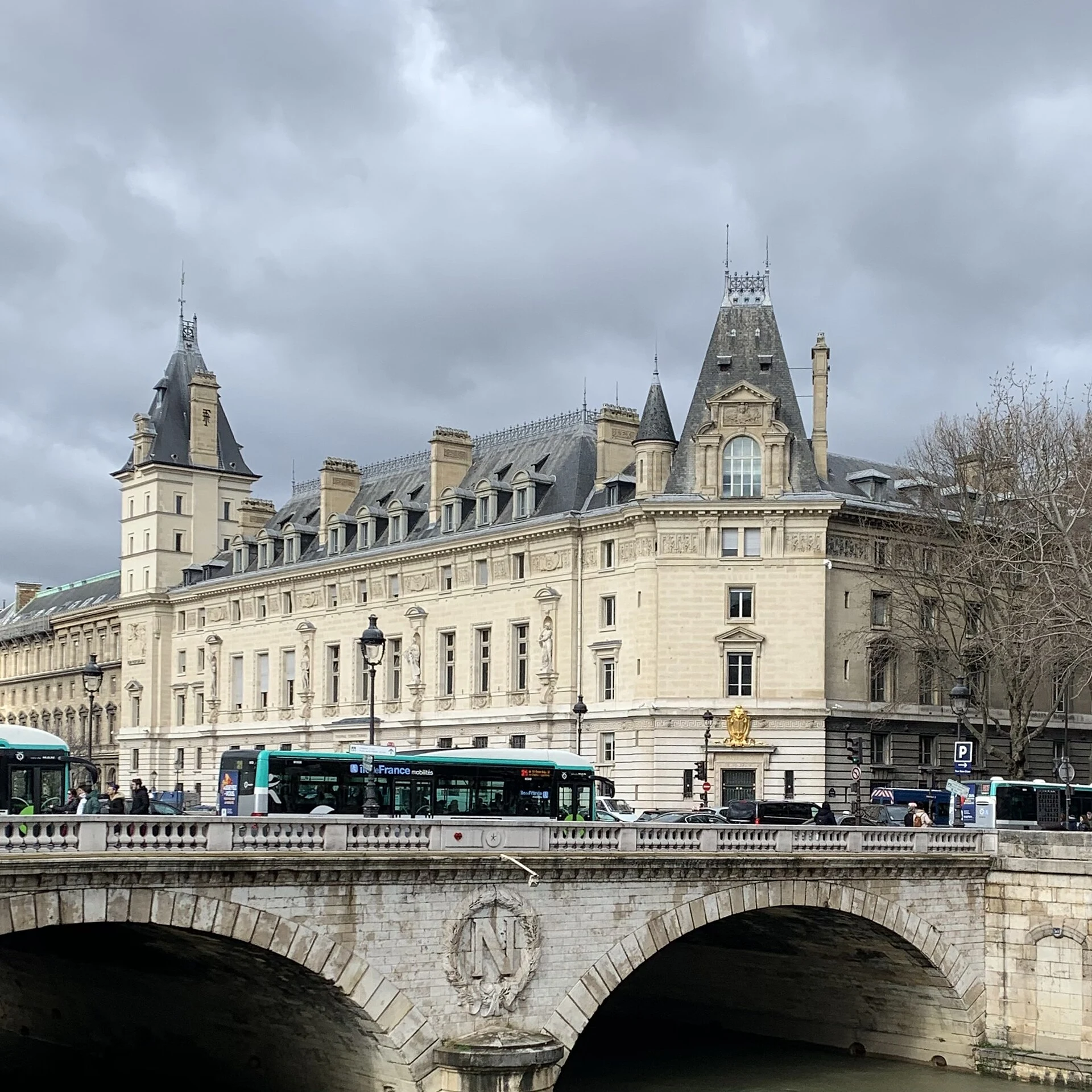 Ampia veduta urbana di Parigi, capitale della Francia.