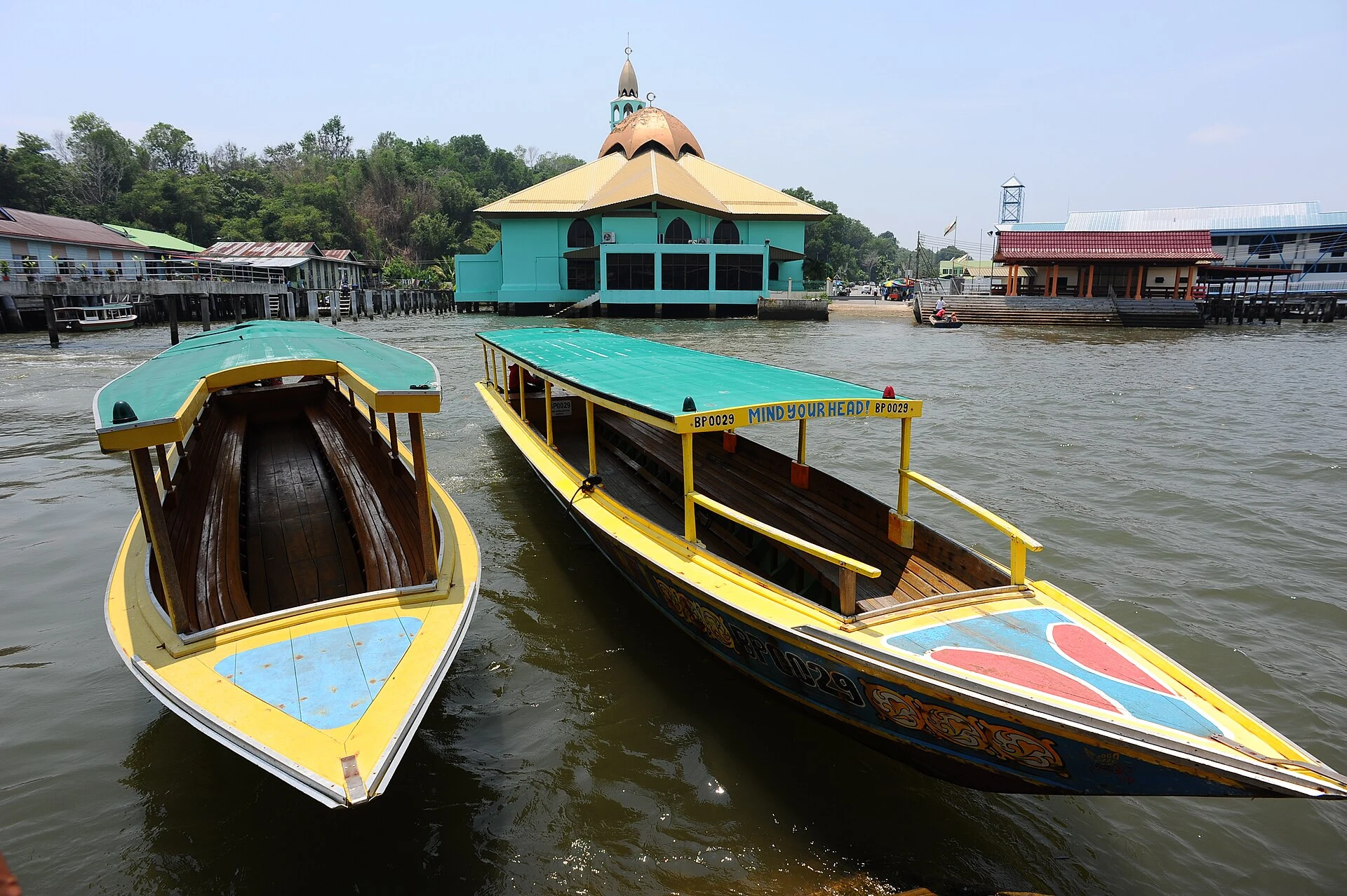 Taxi d'acqua accanto ai moli di Kampong Ayer.