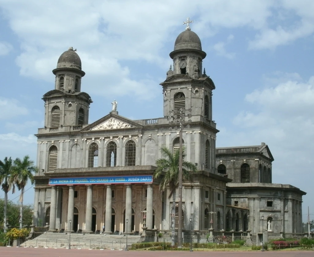 Environnement urbain contemporain à Managua, capitale du Nicaragua.