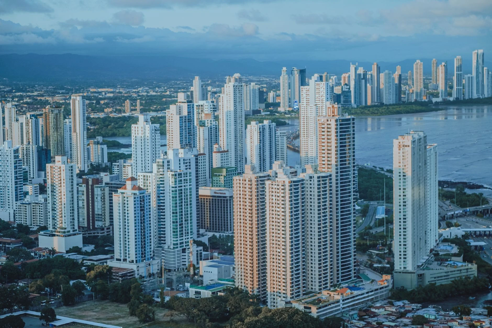 Panorama urbano da Cidade do Panamá junto à água