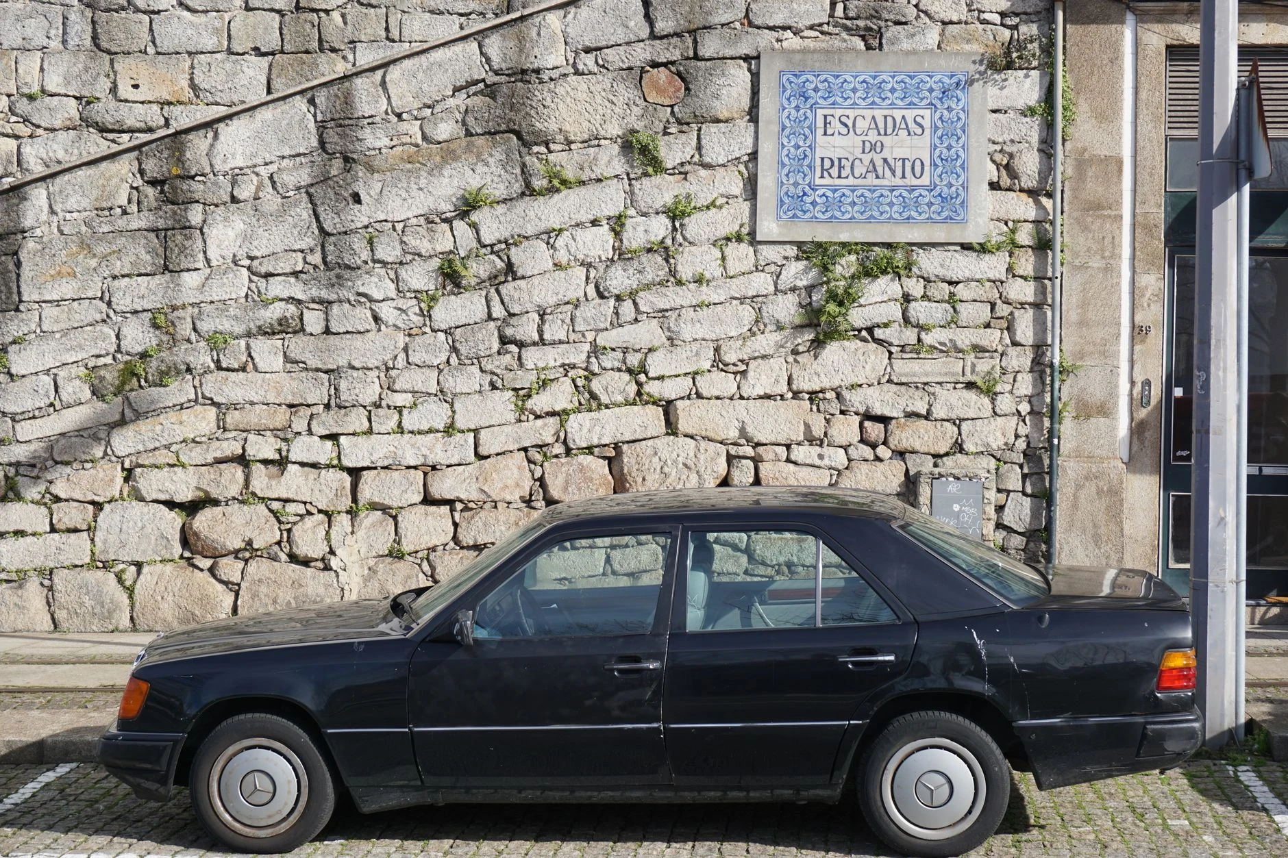 Sinal público em português numa rua em Portugal.