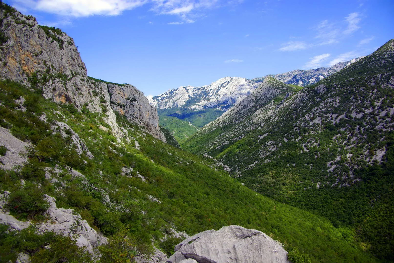 Eingang der Höhle Manita peć im Nationalpark Paklenica.