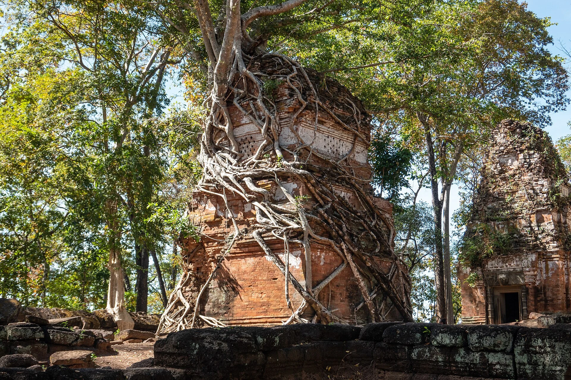 Torri in mattoni di Prasat Pram nel sito archeologico di Koh Ker.