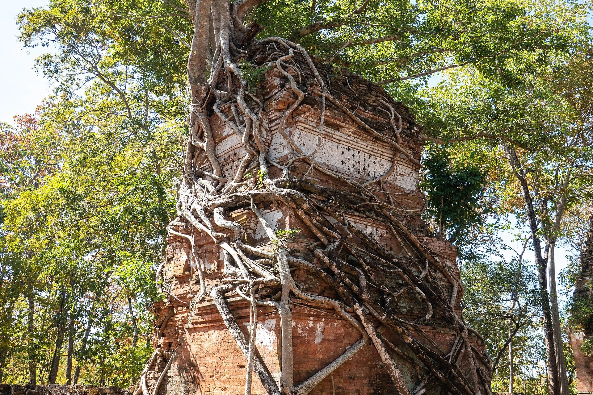 Veduta dall’alto del bacino di Rahal e del complesso di Prasat Thom a Koh Ker.