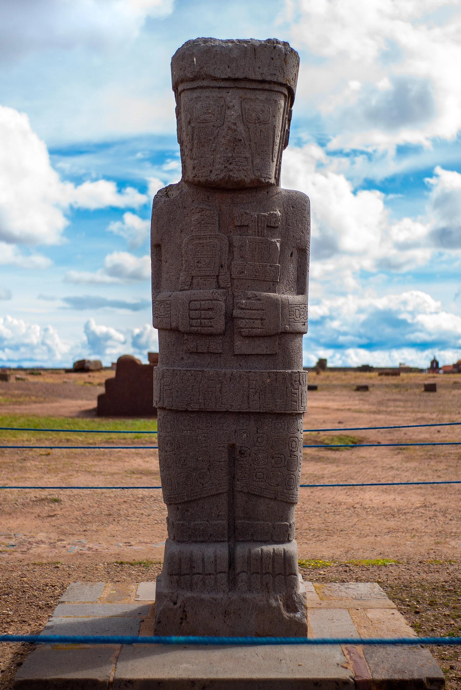 Murs et têtes sculptées du temple semi-souterrain de Tiwanaku.