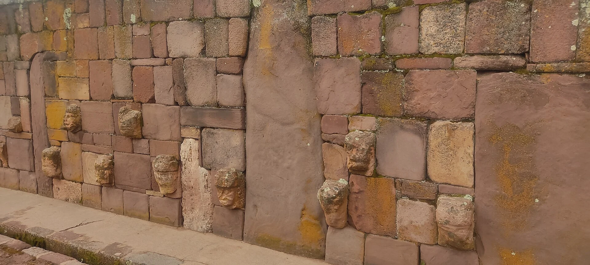 Monolithe Bennett exposé au Musée lithique de Tiwanaku.