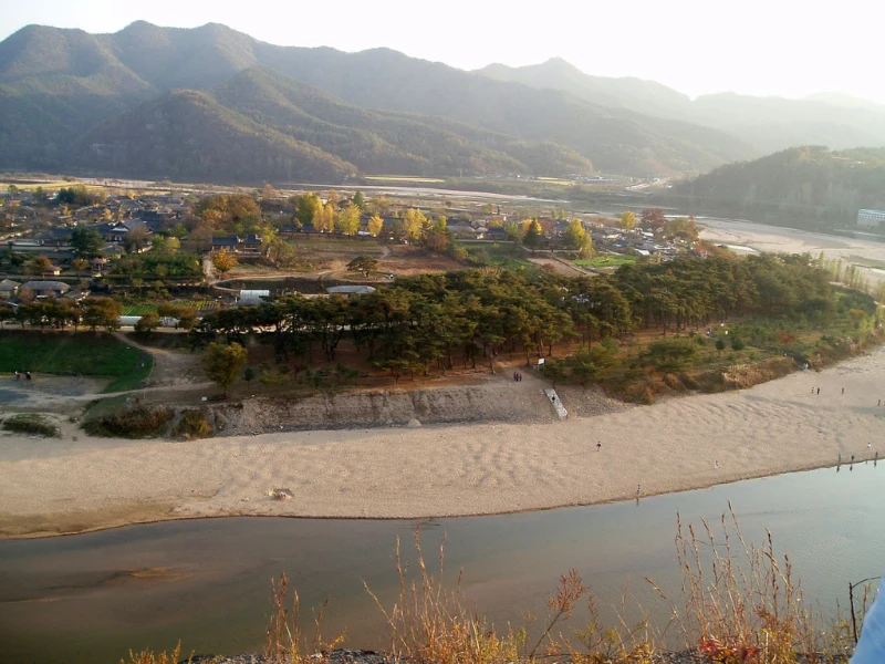 Traditional houses of Hahoe beside the Nakdong River landscape.
