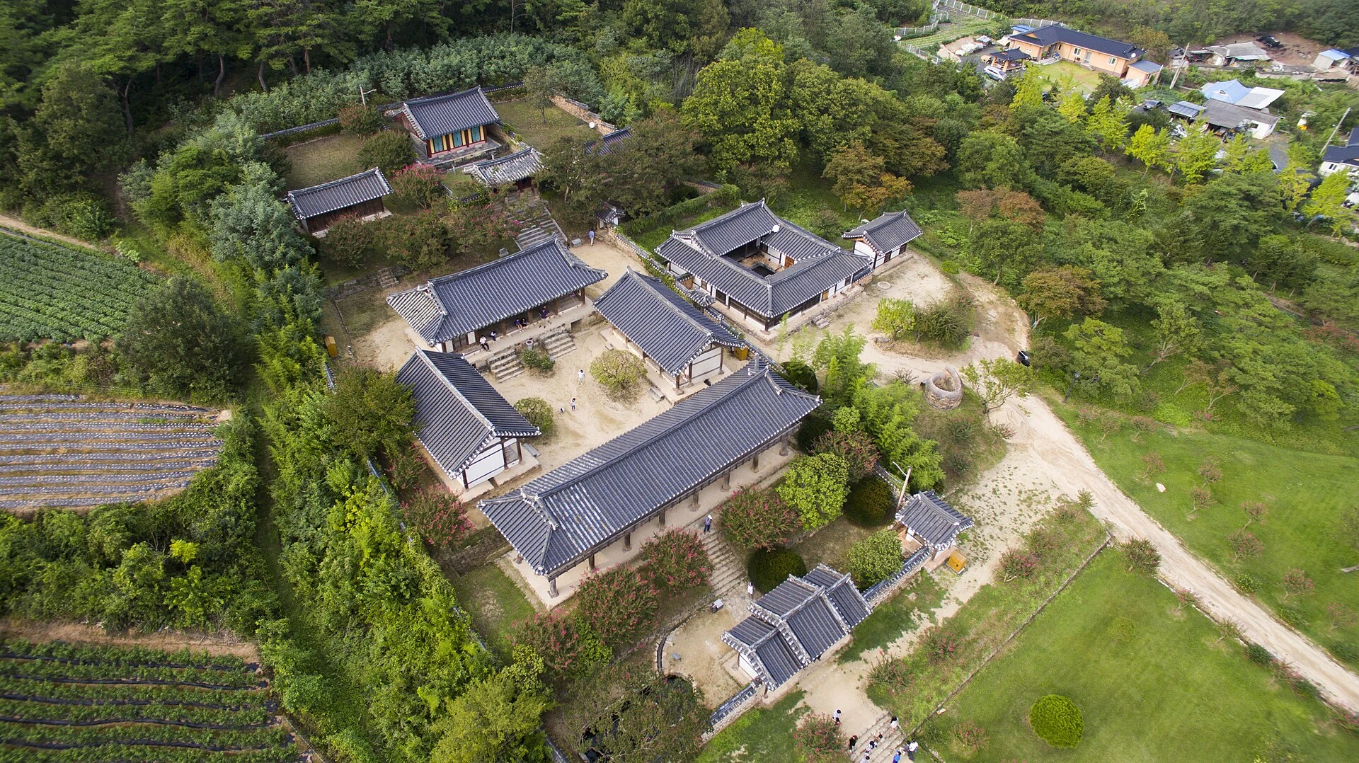 Pavilhão de madeira de Byeongsan Seowon aberto para a paisagem.