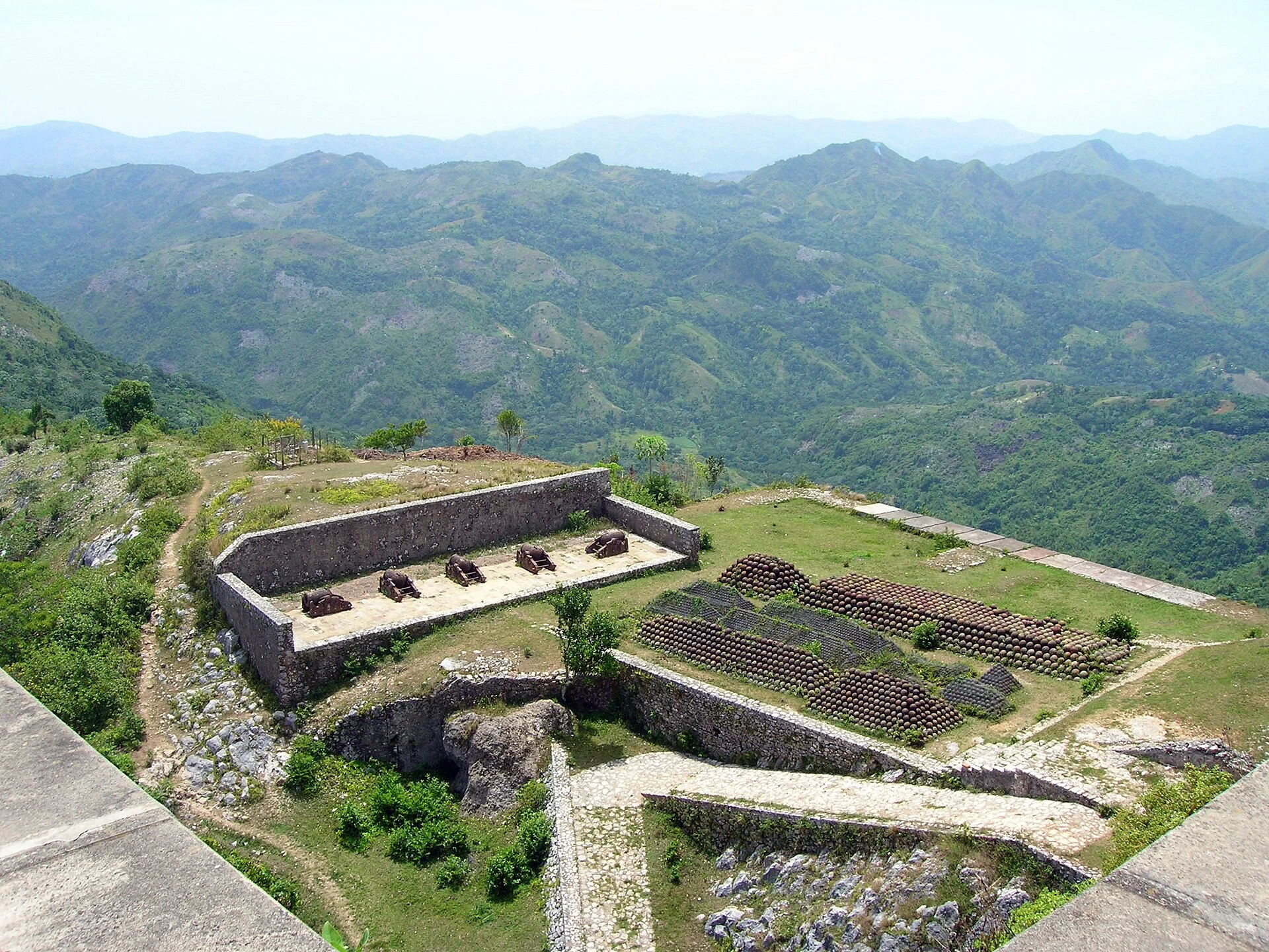 Cannone e mura in muratura alla Citadelle Henry, Haiti.
