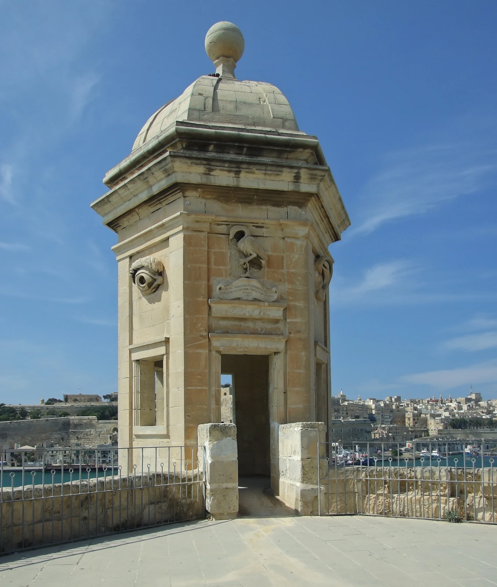 Vista do Grand Harbour a partir dos jardins de Gardjola em Senglea.