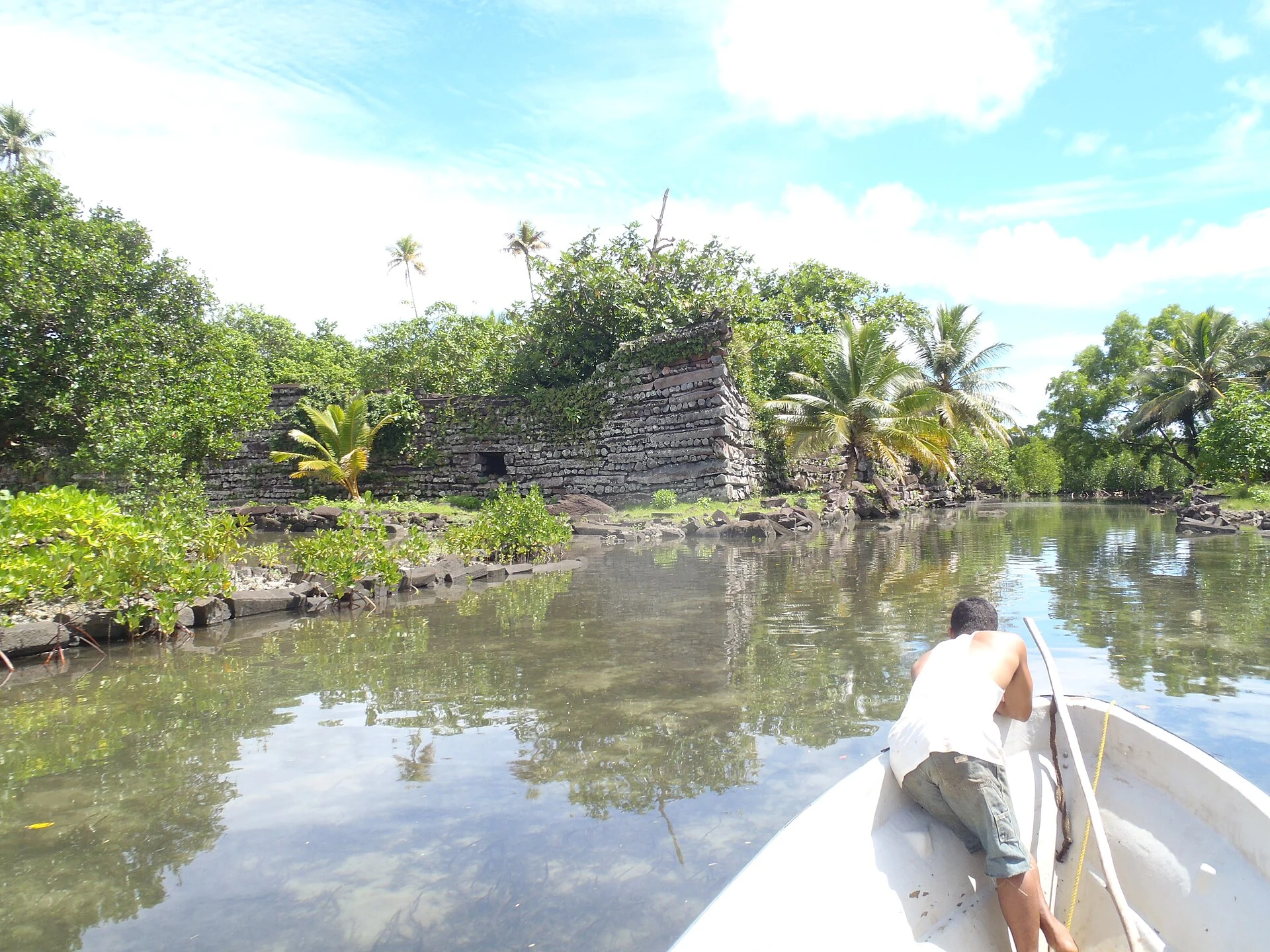 Acesso a pé pela zona de maré até Nan Madol a partir de Temwen.