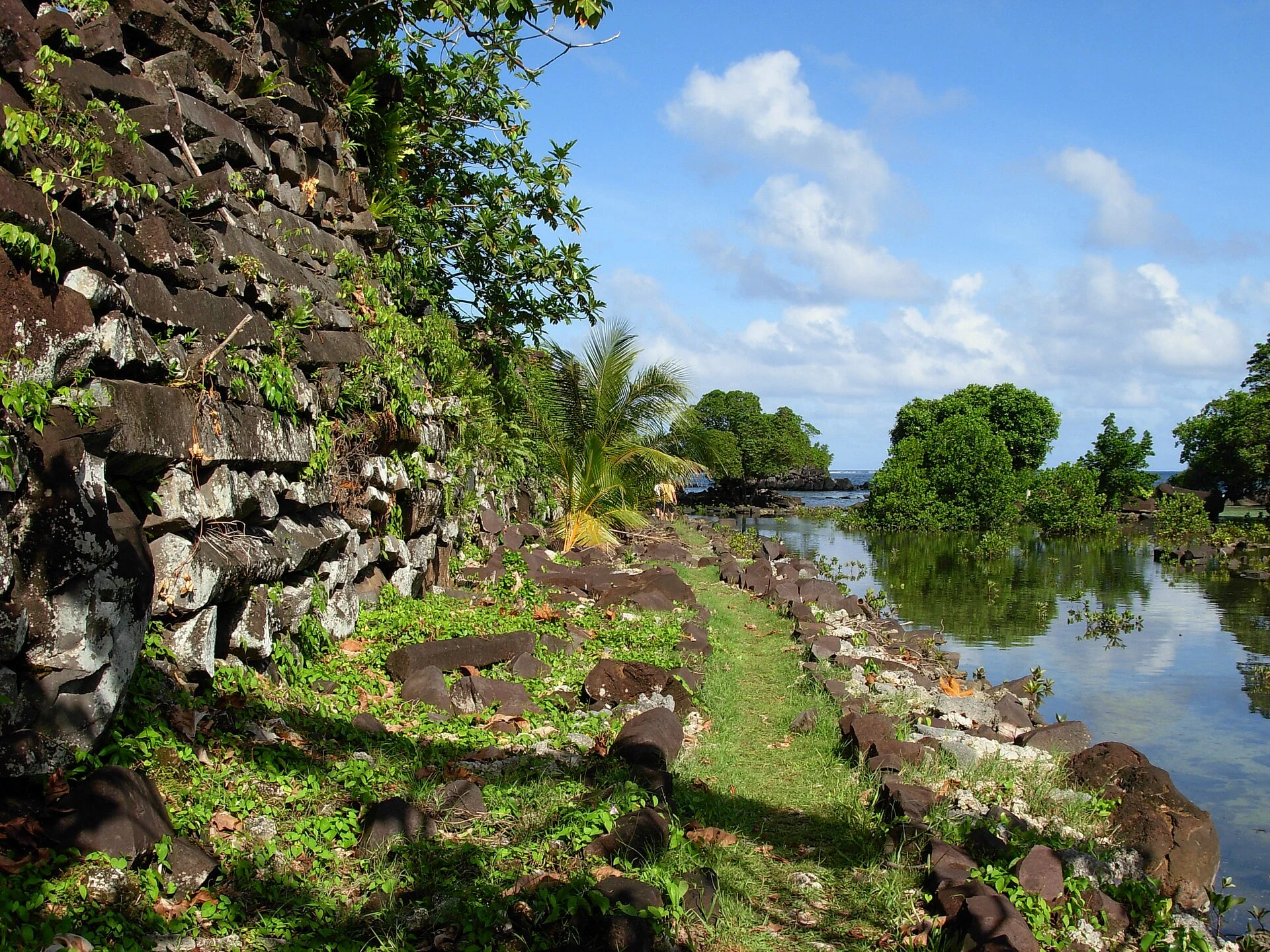 Navegação tranquila por um canal entre os ilhéus de Nan Madol.