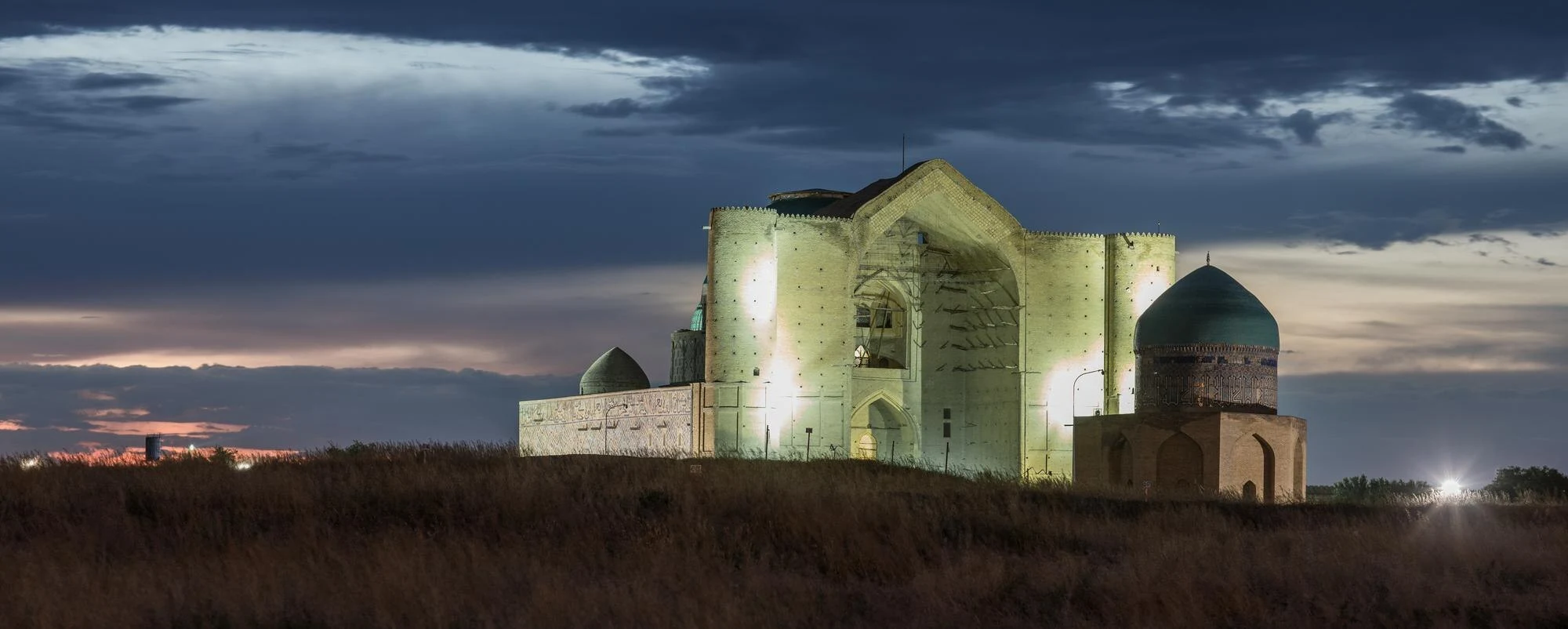 Visitare il mausoleo di Yasawi e i dintorni a Turkistan