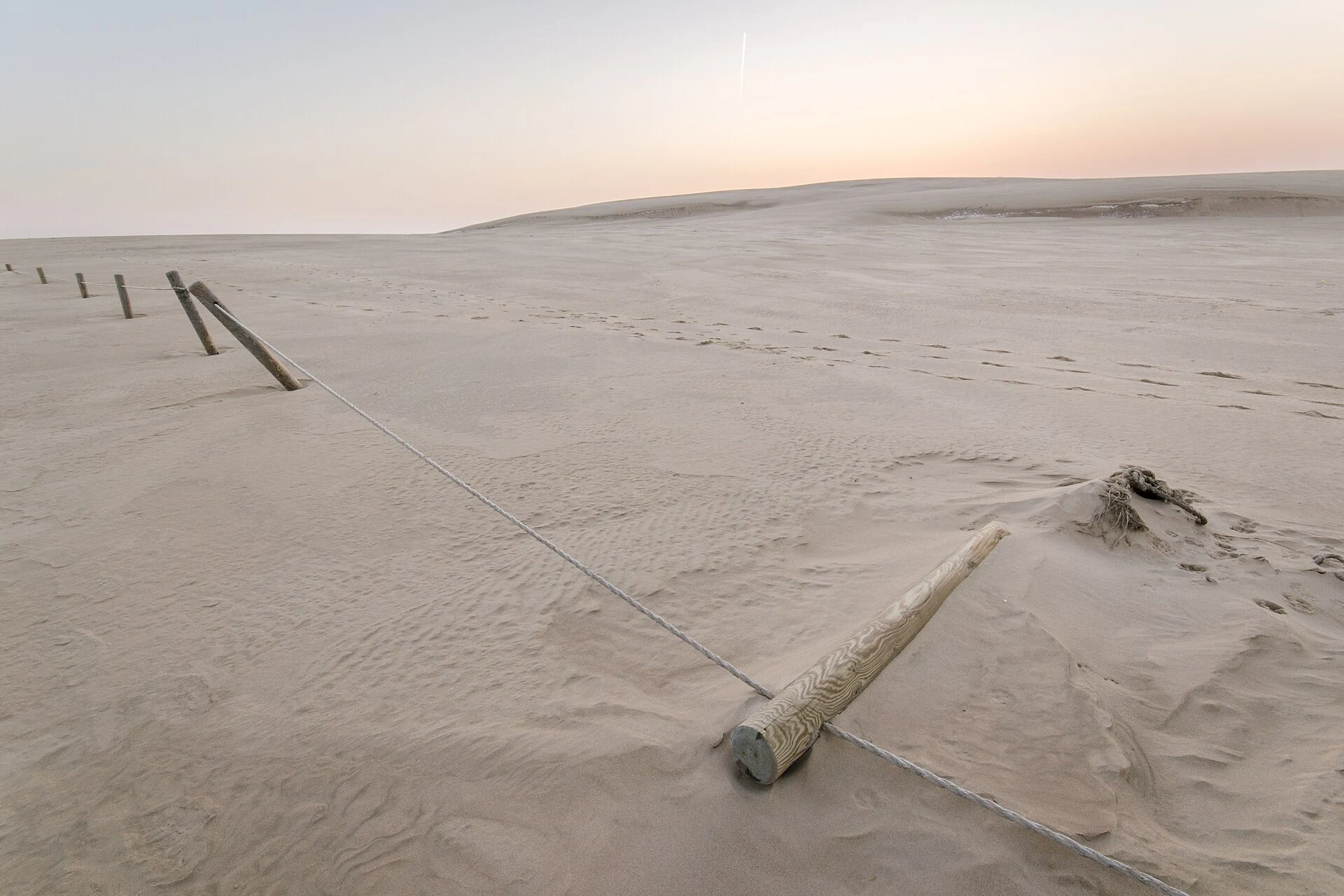 Phare de Czołpino sur une dune boisée dans le parc national de Słowiński.