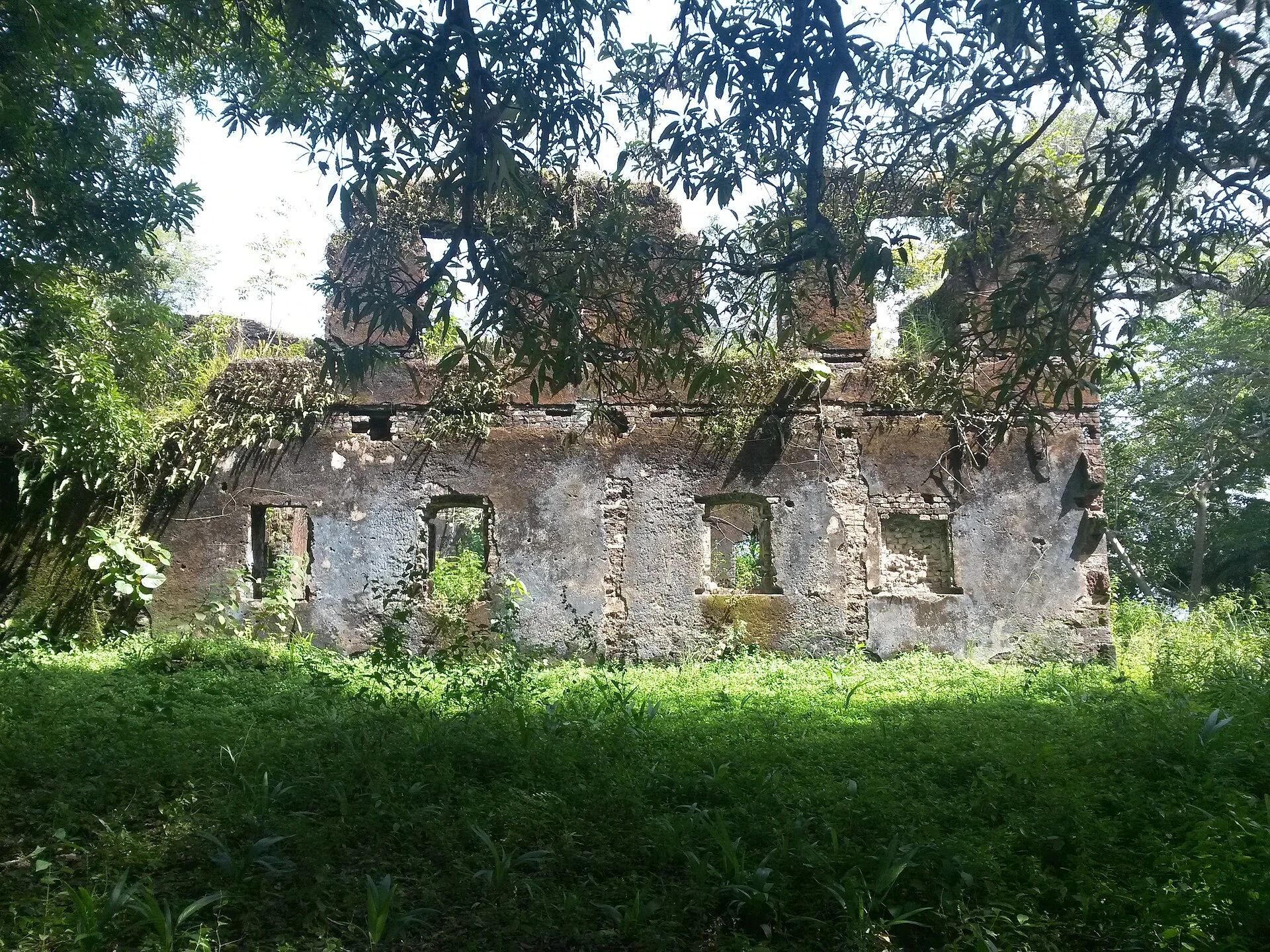 Detalhe de alvenaria desgastada nas ruínas do forte de Bunce Island.