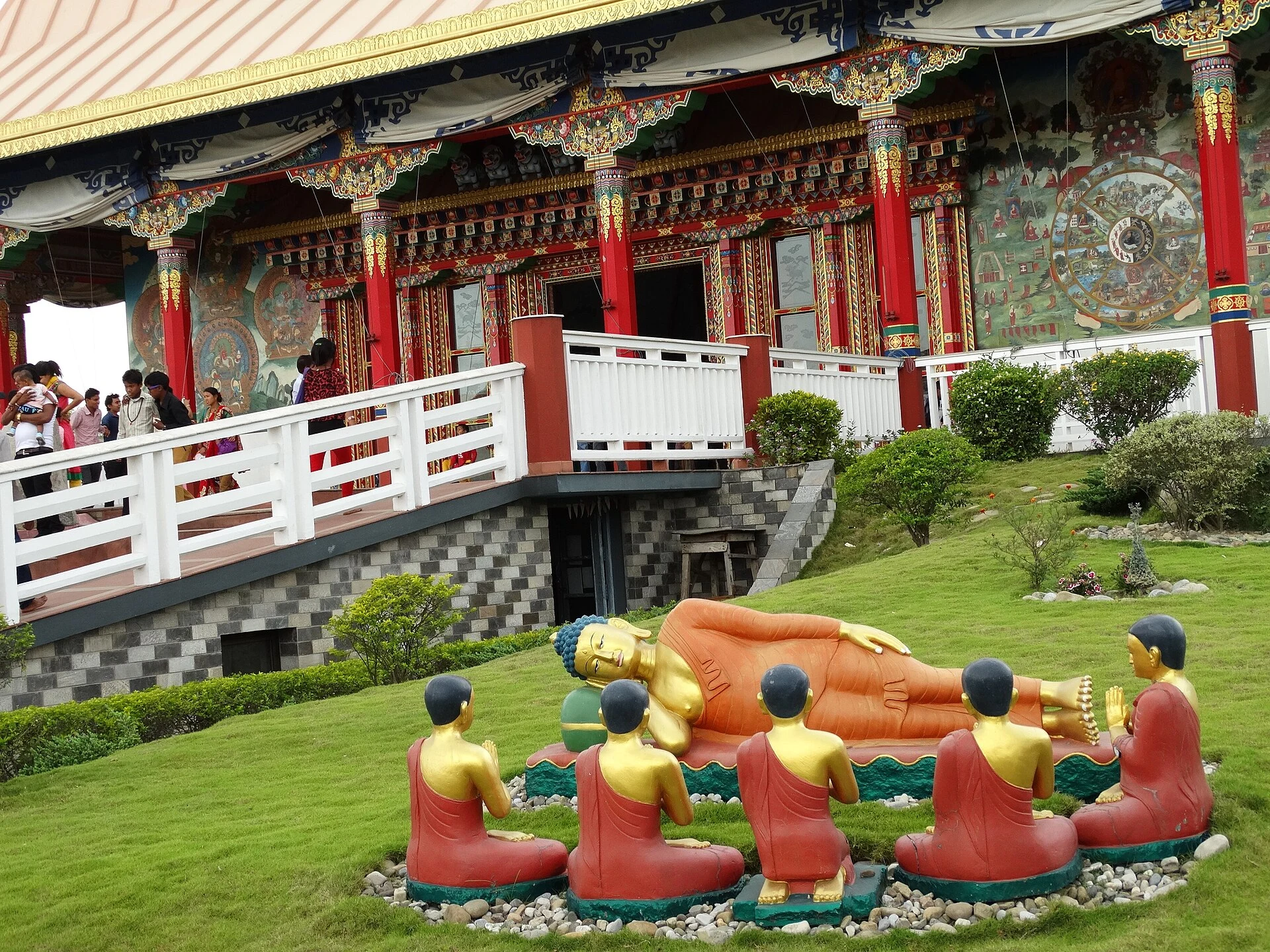 Fußweg und Kanal in der Klosterzone von Lumbini