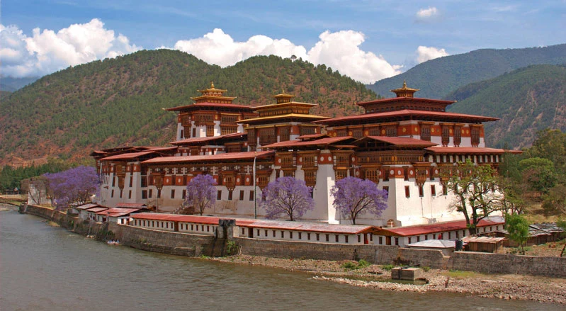 Punakha Dzong beside the confluence of the Pho Chhu and Mo Chhu rivers.