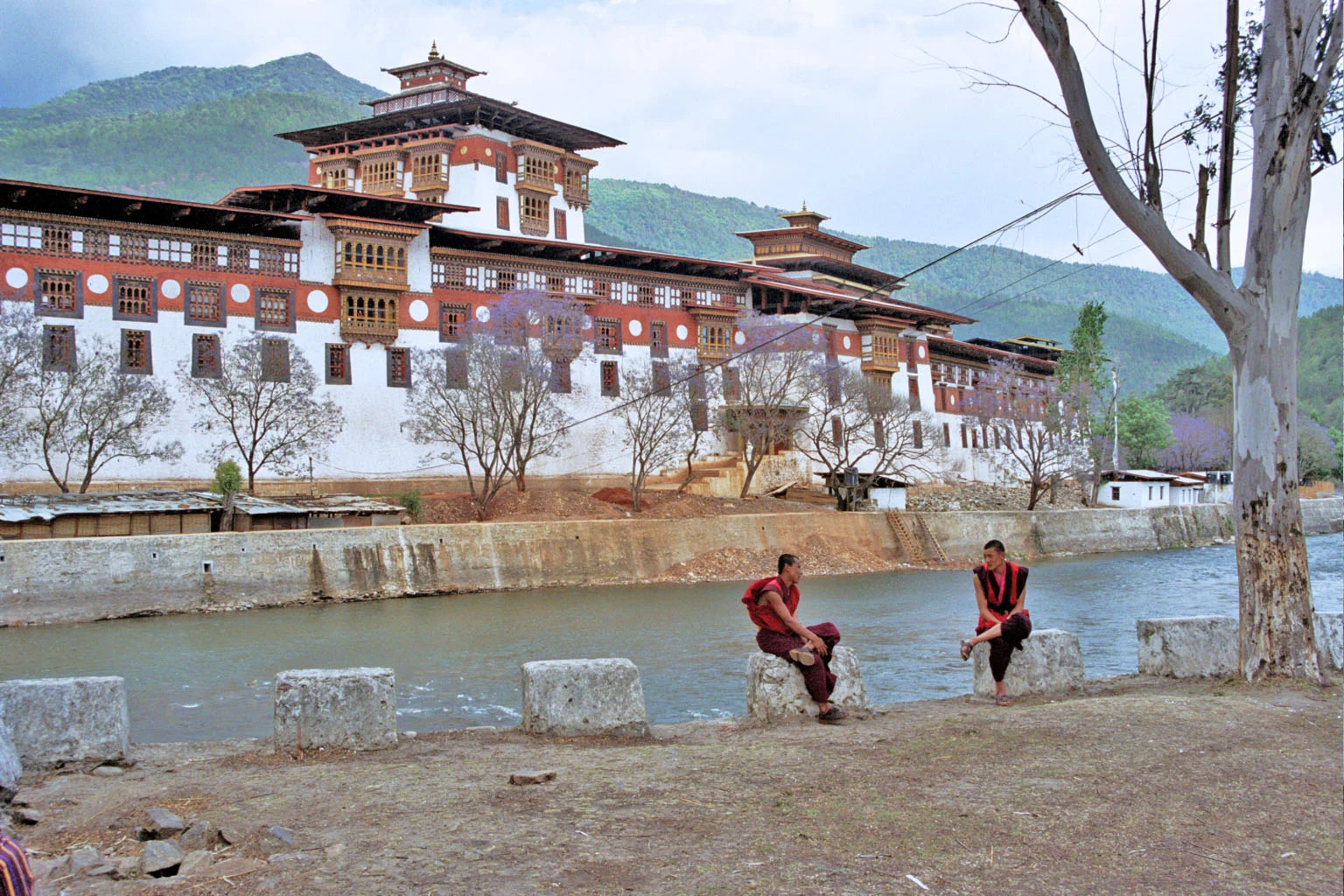 O chorten Khamsum Yulley Namgyal sobre campos cultivados no vale de Punakha.