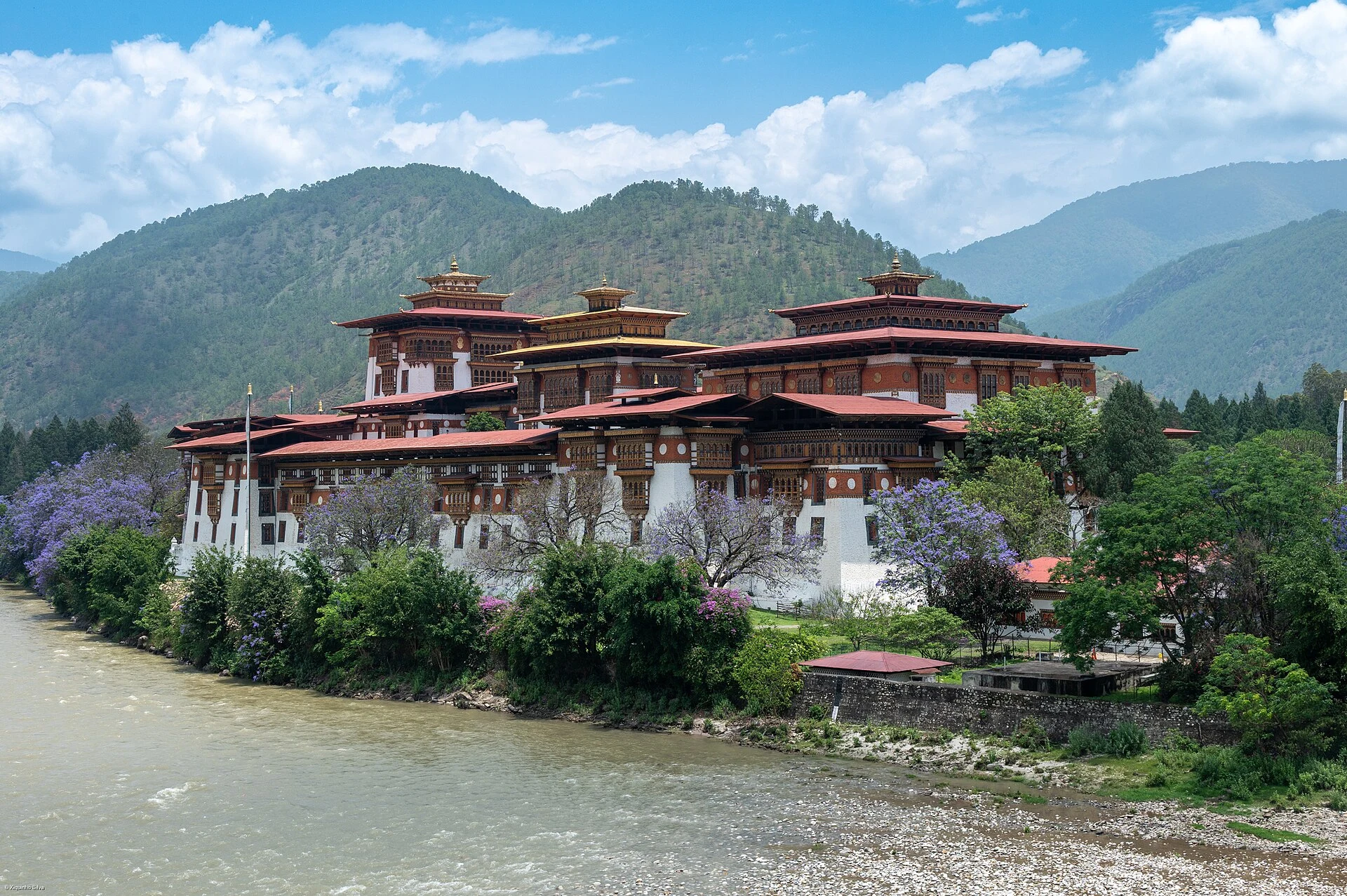 Ponte suspensa e trilha junto ao Mo Chhu no vale de Punakha.
