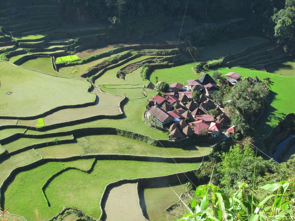 Aldeia de Bangaan integrada aos terraços de arroz de Ifugao.