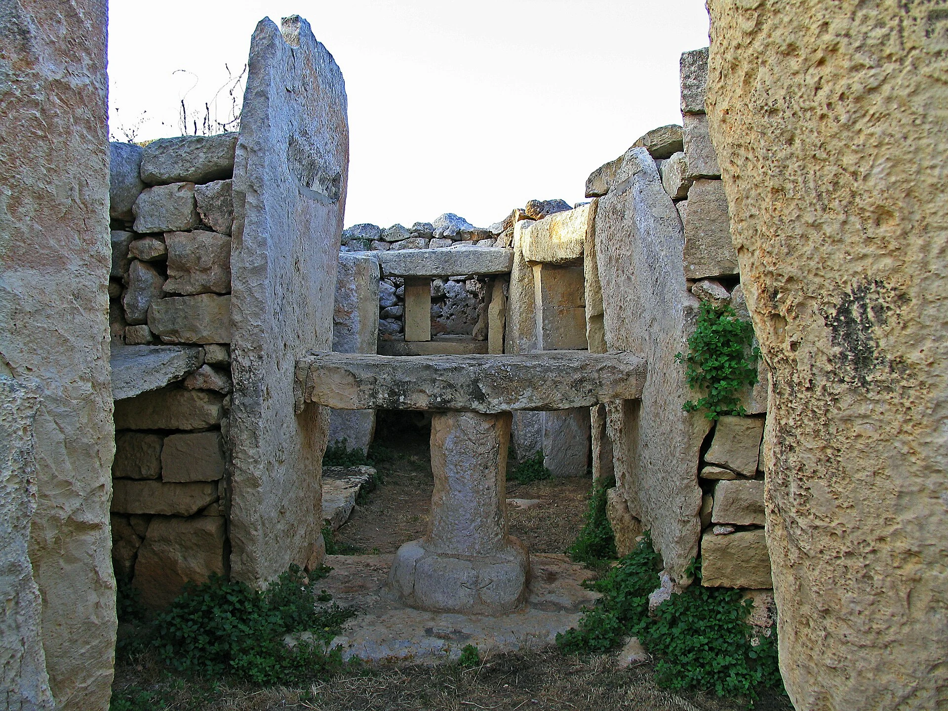 Templo megalítico de Mnajdra sob sua cobertura de conservação perto de Qrendi, Malta.
