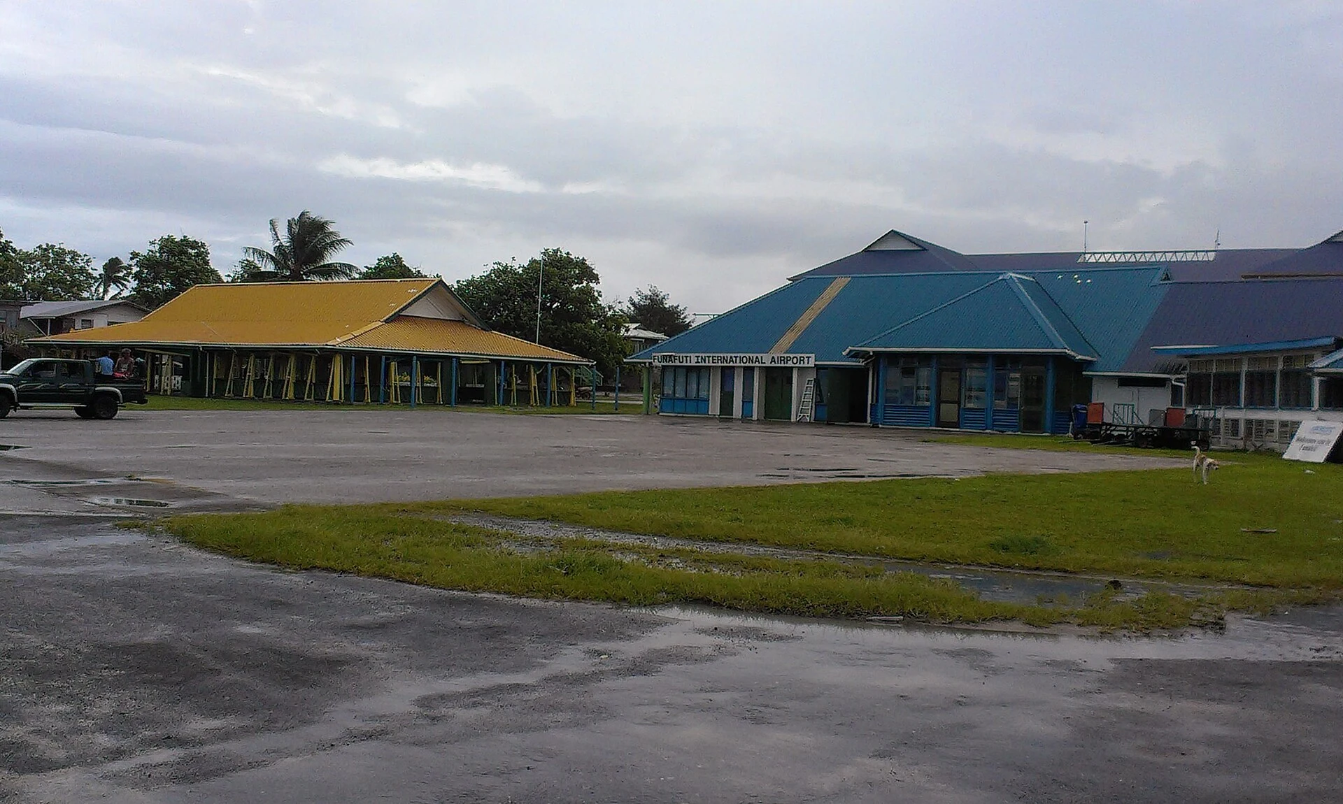 The runway and inhabited setting of Fongafale in Funafuti.