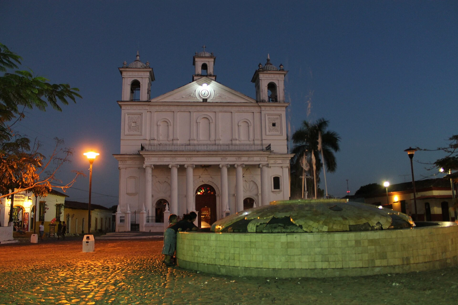 Santa Lucía church and tiled roofs in Suchitoto's historic centre.