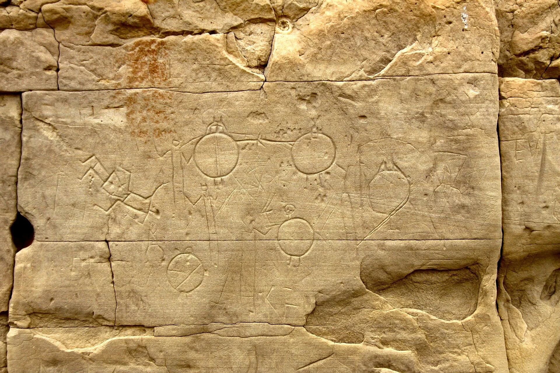 Protected sandstone rock-art panel at Áísínai’pi