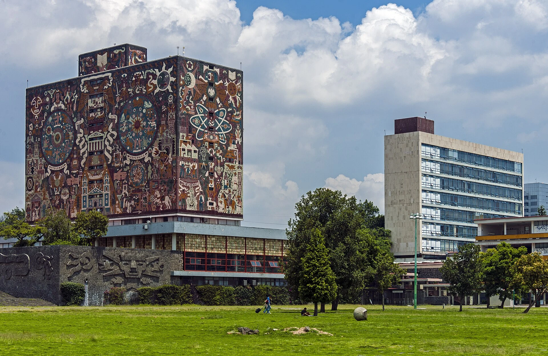 Exterior of the Central Library at Ciudad Universitaria with Juan O’Gorman’s mosaic mural.