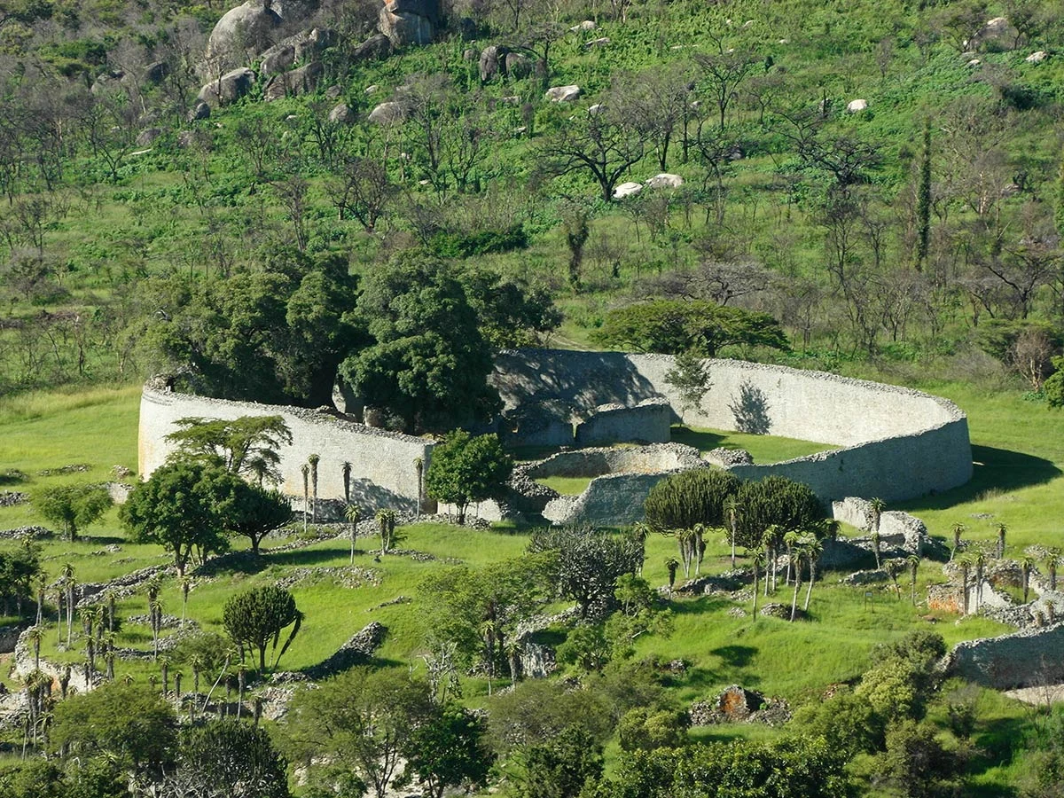 Muri bassi e paesaggio delle Rovine della Valle del Grande Zimbabwe.