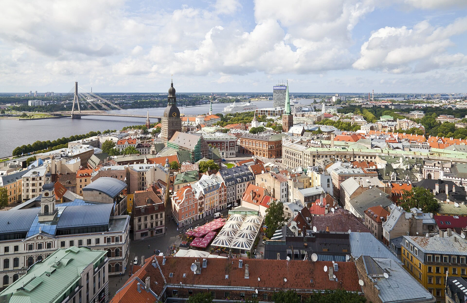 Vista urbana de Riga, capital da Letônia