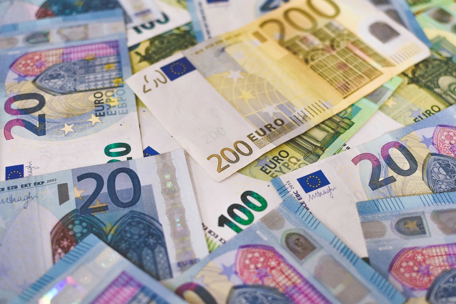 Für eine Reise bereitgelegte Euro-Banknoten und -Münzen