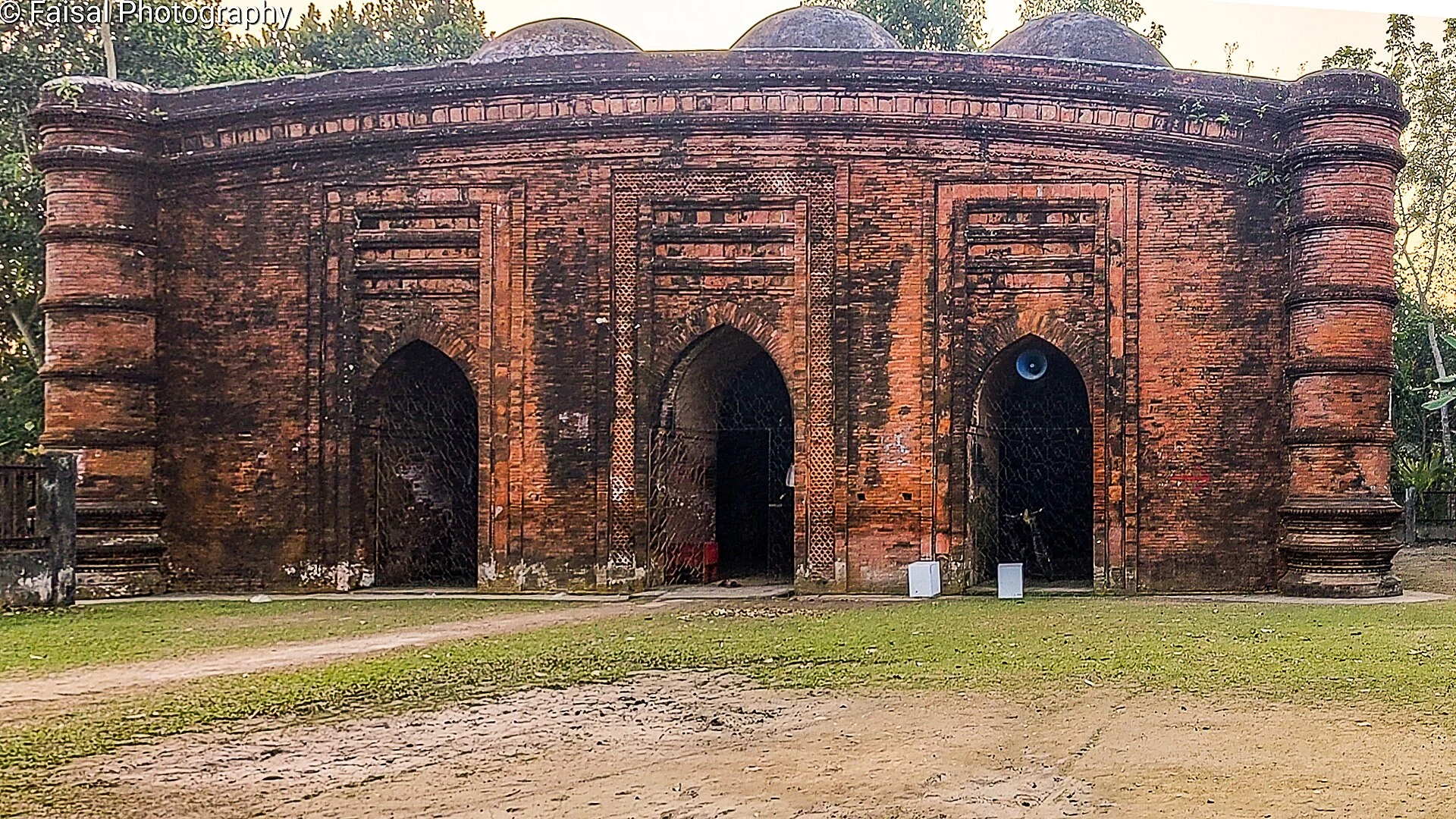Moschea delle Nove Cupole accanto allo stagno di Khan Jahan a Bagerhat.
